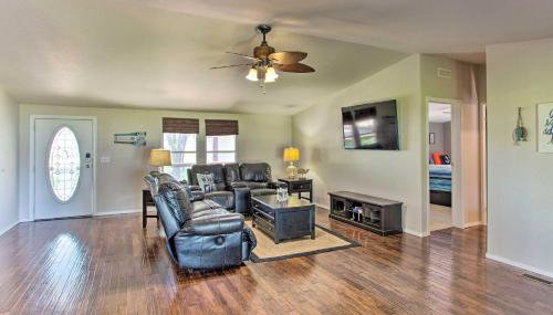 Lakefront Retreat with Pier, Bar Hut and Fireplace! - Foto 4