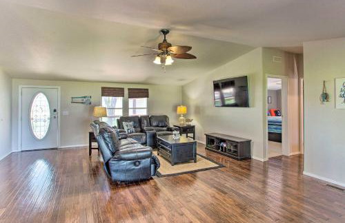 Lakefront Retreat with Pier, Bar Hut and Fireplace! - Foto 4