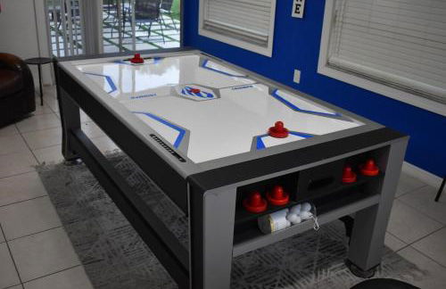 Blisscapade Pool Movie Theater Games Backyard - Foto 3