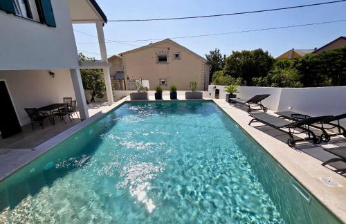 Mare`s Private House 1st floor with Pool - Foto 13