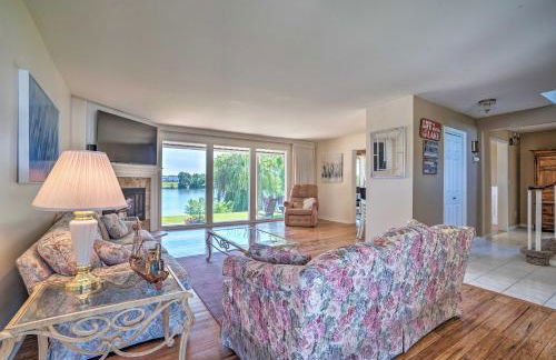 Lake House with Hot Tub - 1 Mi to Surf n Slide - Foto 17