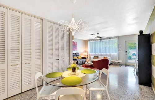 Heated pool, parking, 5 min walk to food and fun! - Foto 27