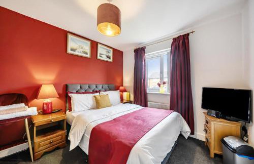 Bright 4 Bedroom Home in Walsall, Free Parking and for EVs - Foto 45
