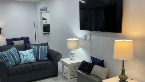 Cozy Coastal Retreat N Lake Ontario Sleeps 8 - Foto 3