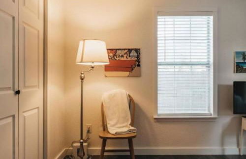 Longhorn Home with King Bed & Rain Showers Walk to DT Activities, Lake & Eateries - Foto 25