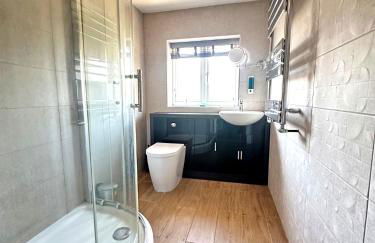 Modern 2 Bedroom First Floor Apartment, Free Parking, Woking - Foto 6