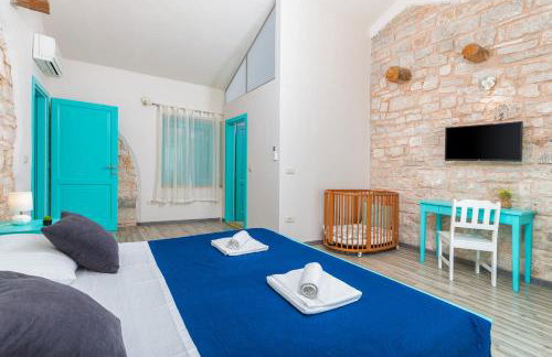 Lovely House Kristina with a pool - Photo 23