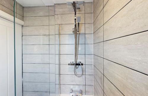 Stunning Family Home with Comfortable Surroundings by Our Home Short Stays ideally situated within Greater Manchester - Photo 18