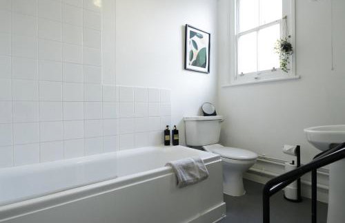 d-Entire 2-Bedroom Apartment in the bustling City Centre WIFI TRAIN & BUS STATION - Foto 23