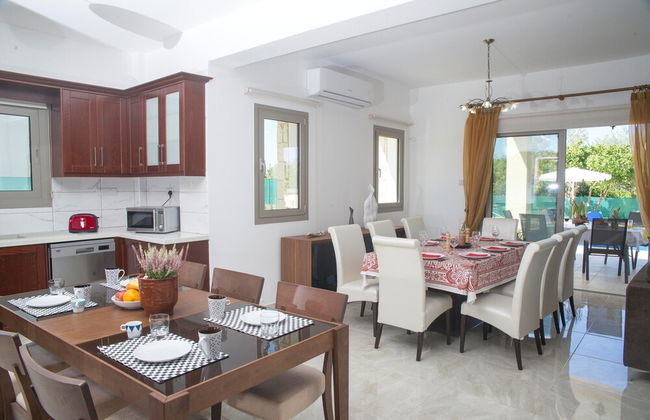 Stunning new Beach Front Villa,1st Line to the Beach, Large Pool, Wonderful Area - Foto 44