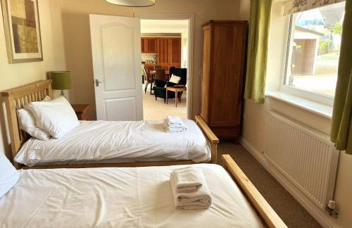 Gamekeepers Cottage - Hot Tub, 2 bed, sleeps 4, private patio, AC, stunning views - Photo 3