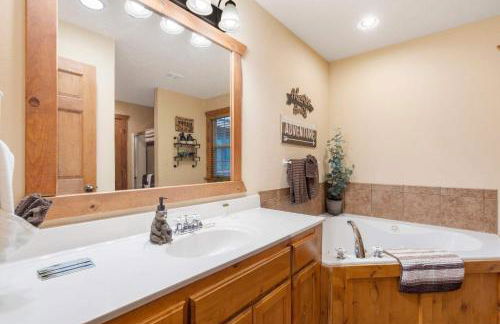 Simon's Treetop Cabin - 2 BDR in Popular Resort - Foto 41