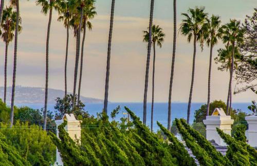 Mediterranean Beauty with Rooftop Deck and Views - Foto 54