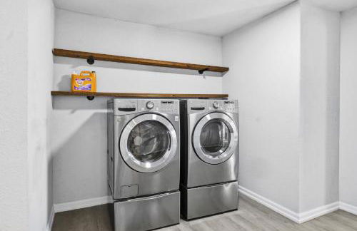 Stylish MCM Home by Frost Center - Foto 18