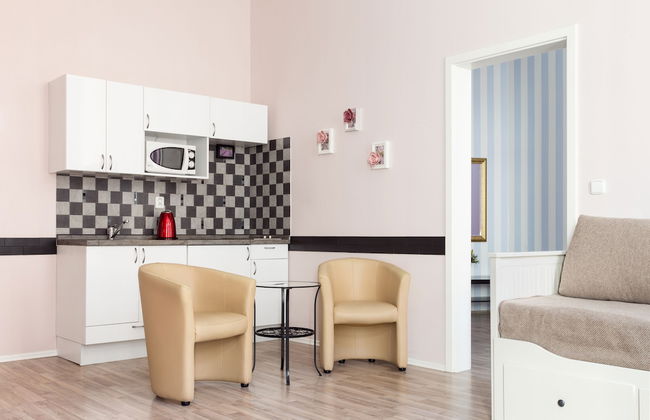 Royal Court Apartments - Photo 6