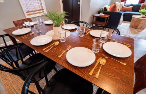 Hot Tub N64 Mins to Downtown Sleeps 8 - Foto 33