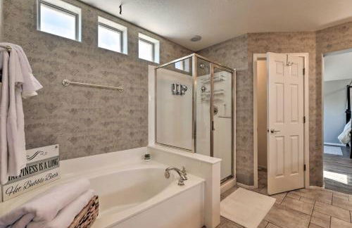 half Mi to Lake Family Home with Hot Tub in Goodyear - Foto 23