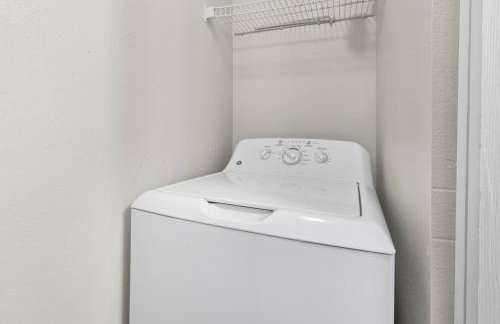 Modern 2BR near Downtown Pool, Gym, Free Parking - Foto 12