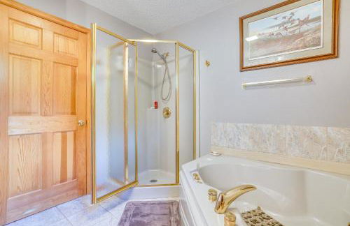 Gorgeous Lake Arbutus Getaway with Dock and Boat House - Foto 21