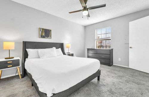 Modern 2BR Retreat with Pool Gym and WiFi - Foto 20