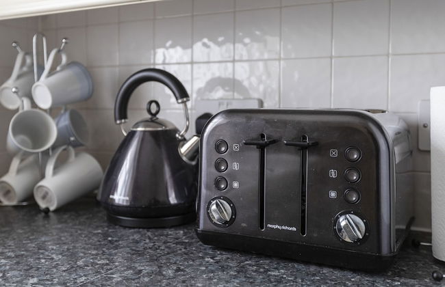 2 Bed Apartment Sleeps 5 - Free Parking, Balcony - Photo 13