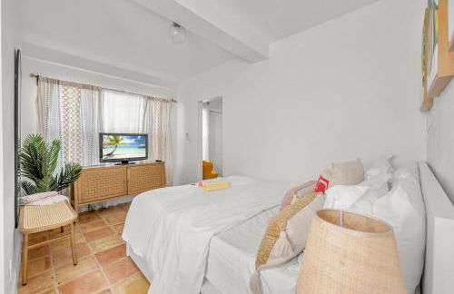 Bright and Airy Apartment on Flamingo Dr - Foto 19