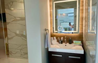 Luxurious remodeled direct Waterfront apartment with Miami skyline view- Free parking- 5min drive to Miami Beach - Foto 30