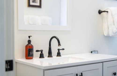 New Riverfront Home with Mtn Views - Foto 40