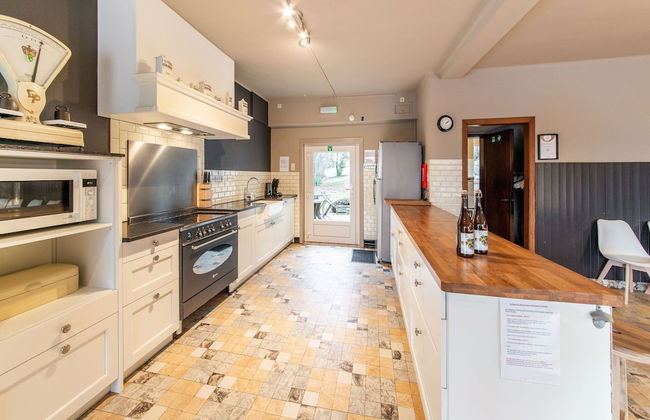 Beautiful Group House With Large Garden - Photo 19