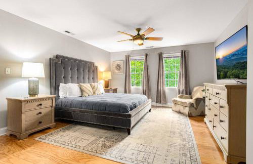 15 Minutes to Asheville! Spacious 7BR Luxury Home | Pool | Hot Tub | Game Room - Foto 36