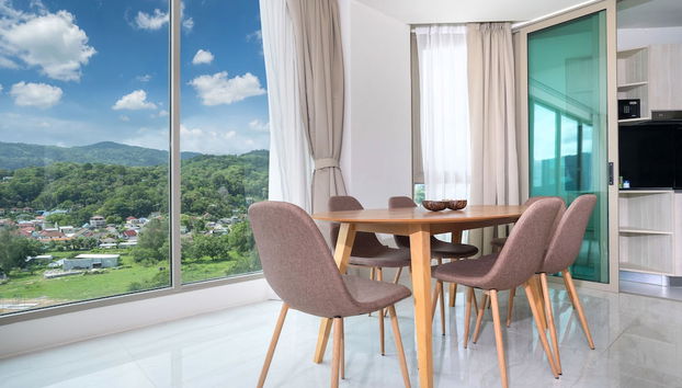 Sea View 2BR Apartment C73 in Oceana - Foto 5, Servicio de comidas en la habitación