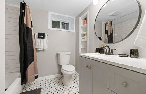 Elegant 5BR Home Sleeps 14 Minutes from DC - Russell - Foto 26