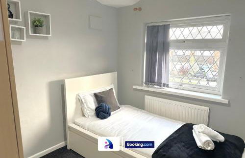 Spacious 3 BDR By Avalora Short Lets & Serviced Accommodation Queensway With Big Garden, Near Train Station, Airport & Large Driveway - Photo 16