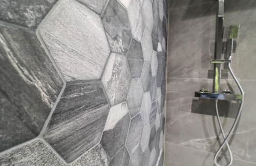 The Dashwood Suite - 2BR Modern Apt with Stylish Design Decor, Free Secure Underground Parking & 50" Smart TV - Foto 75