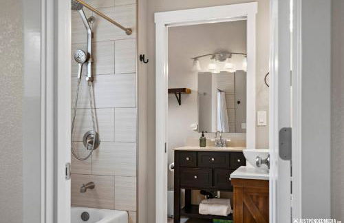 Downtown Retreat: Convenient Family Cottage - Foto 11