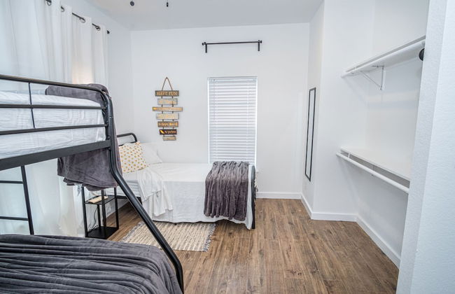 Huge Remodeled 5BR 4BA House Sleeps 20 Downtown - Photo 10