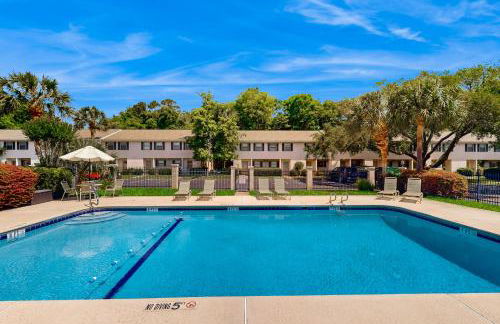 Inviting condo with an outdoor pool, washer/dryer, & AC - near the beach - Foto 20