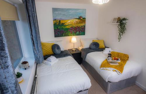 Modern 2 Bed House with Parking and Garden - Photo 13