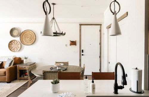 New Luxe Condo - Hot Tub - Minutes to WP! - Fraser - Foto 16