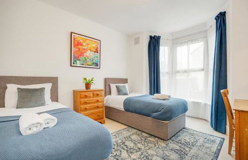 Spacious House in North London, very close to train station and bus stops, near Tottenham Stadium & lots of parking - Photo 1