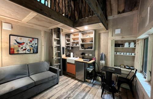 Eco-Friendly, Abstract Treehouse Surrounded by Wildlife and Hiking Trails For a Special Getaway in Sparrow Bush, New York - Foto 14