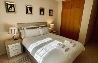 Modern 2 bedroom apartment 5mins from golf course - Foto 8