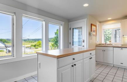 Private Beach Access + Water Views! Sleeps 18, Historic 6bdr Farmhouse w/ Deck - Foto 32