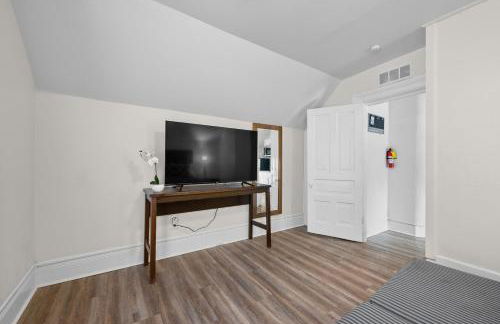 Mexicantown Detroit 2BR | Sleeps 7 + WiFi - Foto 10