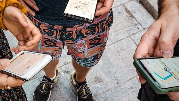 Découvre Toulouse en jouant ! Escape game - L'alchimiste - Photo 4, Laissez-vous guider par votre smartphone pour vous diriger dans la ville