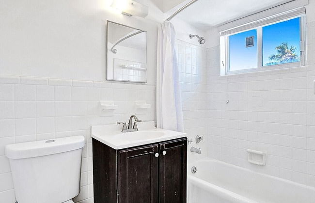 Waterfront Studio Hollywood Boardwalk Pool - Photo 25