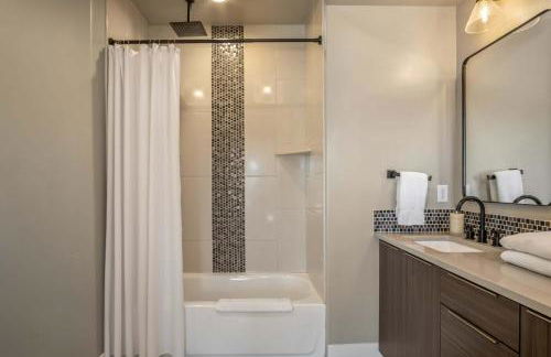 Timber & Tin G 2Bed 2Bath w Pool & Rooftop Deck - Foto 35