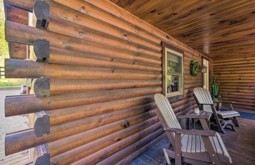 Rustic Dundee Log Cabin with Hot Tub and Forest Views! - Foto 9