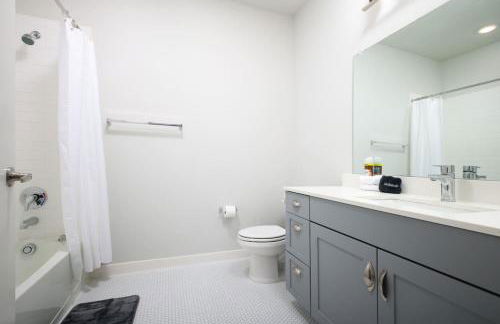 Modern 2BR Retreat- Prkng,Near Rvrwlk & Conv Ctr - Foto 70
