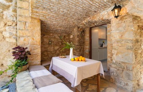 2 Bedroom Beautiful Home In Pitve - Photo 1